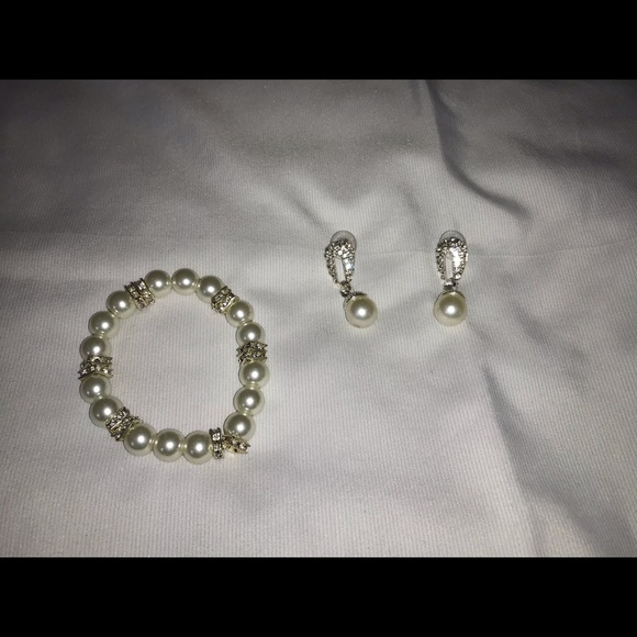 Beautiful Pearl and Rhinestone Set - Picture 2 of 3